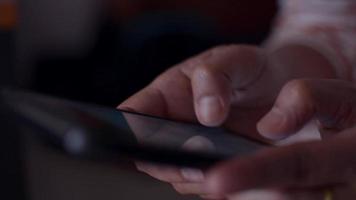 Cerrar las manos de la mujer enviando mensajes de texto en el teléfono inteligente para redes sociales video