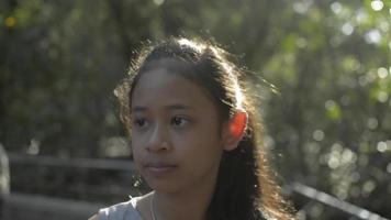 fille marchant sur le chemin parmi la forêt de mangrove sous la lumière du soleil video