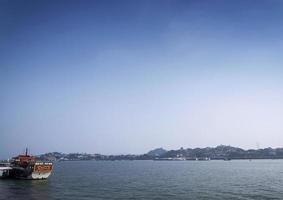 Isla Gulangyu y ferry turístico por el río en Xiamen, China foto
