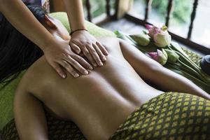 Detalle de tratamiento de spa de masaje tropical tailandés tradicional asiático foto