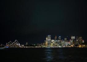 Vista del horizonte del puerto de Sydney y la ópera por la noche en Australia foto