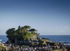 Pura tanah lot famoso templo balinés en la costa de la isla de Bali Indonesia al atardecer foto