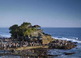 Pura tanah lot famoso templo balinés en la costa de la isla de Bali Indonesia al atardecer foto