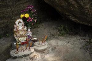 Pequeño santuario tradicional chino detalle en el templo a-ma Macao China foto