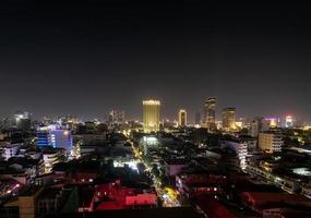 Vista urbana del horizonte de la ciudad central de Phnom Penh en Camboya por la noche foto