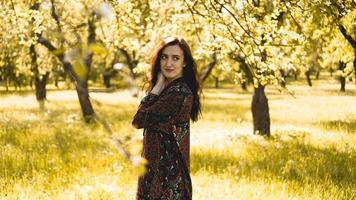 mujer al aire libre. disfruta de la naturaleza. niña sonriente sana en el parque foto