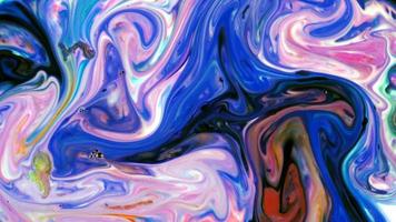 abstracte kleurrijke inktverspreiding explodeert in melkachtig vloeibaar oppervlak video