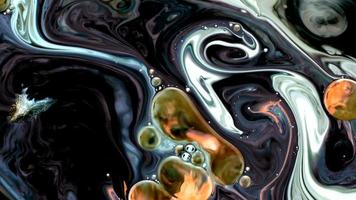 Explosión de tinta colorida abstracta explotar en la superficie del líquido lechoso video