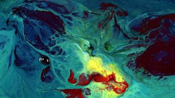 abstracte kleurrijke inktverspreiding explodeert in melkachtig vloeibaar oppervlak video