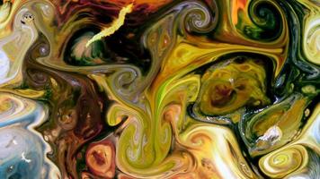 propagação de tinta colorida abstrata explodindo na superfície do líquido leitoso video