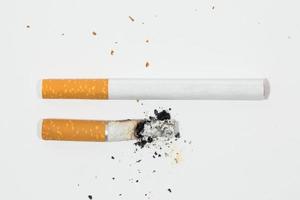 un cigarrillo sobre fondo blanco aislado. foto