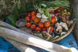 ingredientes y hierbas para cocinar alimentos variados foto