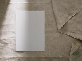 maqueta de tarjeta de invitación con plantilla de tarjeta de felicitación en blanco, endecha plana foto
