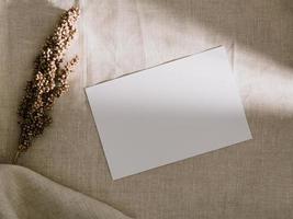 maqueta de tarjeta de invitación con plantilla de tarjeta de felicitación en blanco, endecha plana foto