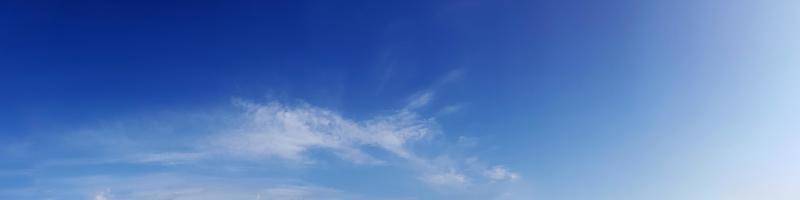 cielo panorámico de colores vibrantes con nubes en un día soleado. foto