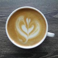Vista superior de una taza de café latte art. foto