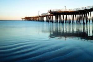 antiguo muelle en la playa. foto