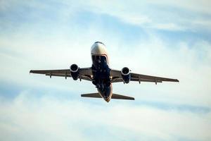 un avión comercial despegando foto