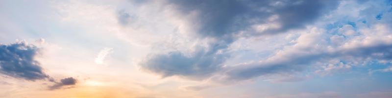 Panorama de dramáticos colores vibrantes con hermosas nubes foto