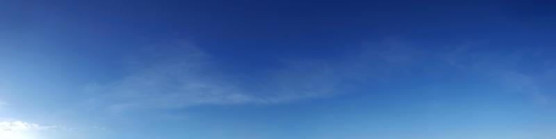 panorama del cielo con nubes en un día soleado. foto