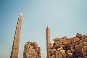 columnas con jeroglíficos en el templo de karnak en luxor, egipto. viaje foto