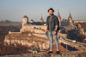 hombre frente a un viejo castillo foto