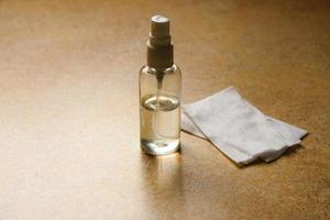 spray antiséptico para manos para desinfectar las manos de virus y bacterias foto