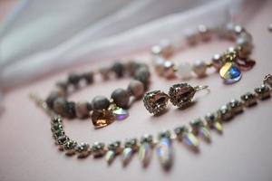detalles de primer plano de collar y aretes con cristal de swarovski foto