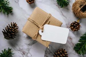 Cajas de regalo con pequeños obsequios sobre cemento blanco. foto