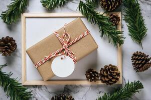 Cajas de regalo con pequeños obsequios sobre cemento blanco. foto