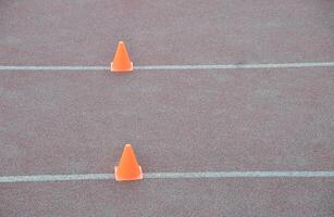 Taladro de cono en el campo de atletismo. foto