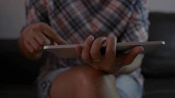 mulher usando tablet digital para rastreamento de dados online na sala de estar video