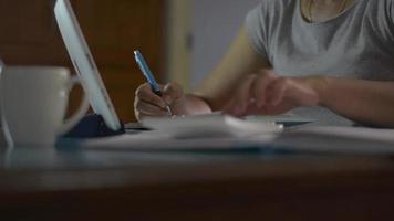 Mujer comprobando el saldo de la cuenta y calculando los gastos en casa video