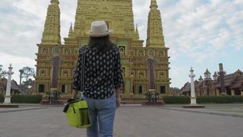 turista caminando en el templo budista para ver una gran pagoda video