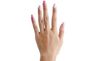 Pintado a mano femenina hermosas uñas rosadas sobre fondo blanco. foto
