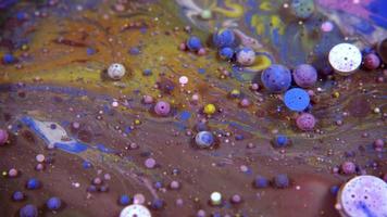 färgglada bläcksfärer på en mjölkig yta video