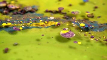 esferas de tinta colorida em uma superfície leitosa video