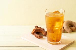 Deliciosa bebida dulce jugo de tamarindo y cubito de hielo. foto