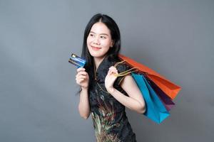 mujer asiática vistiendo traje tradicional chino con bolsa de compras foto