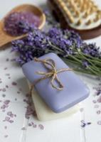 Cosmético de hierbas naturales con flores de lavanda. foto