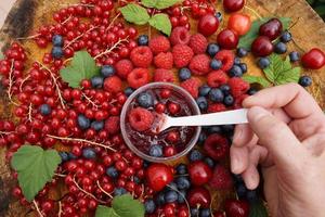 cuchara con mermelada de frutos rojos foto