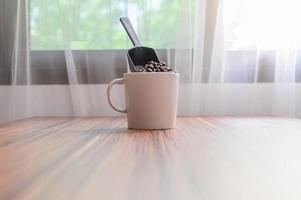 tazas de café y granos de café para aumentar la energía foto