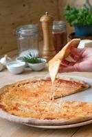 Pizza tradicional italiana margherita con tomates, queso mozzarella foto
