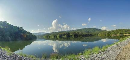 paisaje de la presa y el lago en la montaña con árboles y bosques. foto