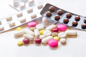 Cerca de pastillas y medicamentos, paquete de pastillas y cápsulas de pastillas. foto