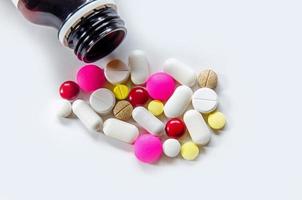 Cerca de pastillas y medicamentos, paquete de pastillas y cápsulas de pastillas. foto