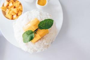 postres de mango bingsu y hielo raspado, crepe de chocolate y vainilla. foto
