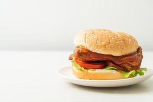 Hamburguesa de pollo a la parrilla con salsa en un plato foto