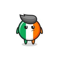 lindo personaje de insignia de la bandera de irlanda con expresión sospechosa vector
