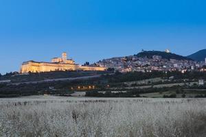 Basílica de Asís por la noche, región de Umbría, Italia. foto